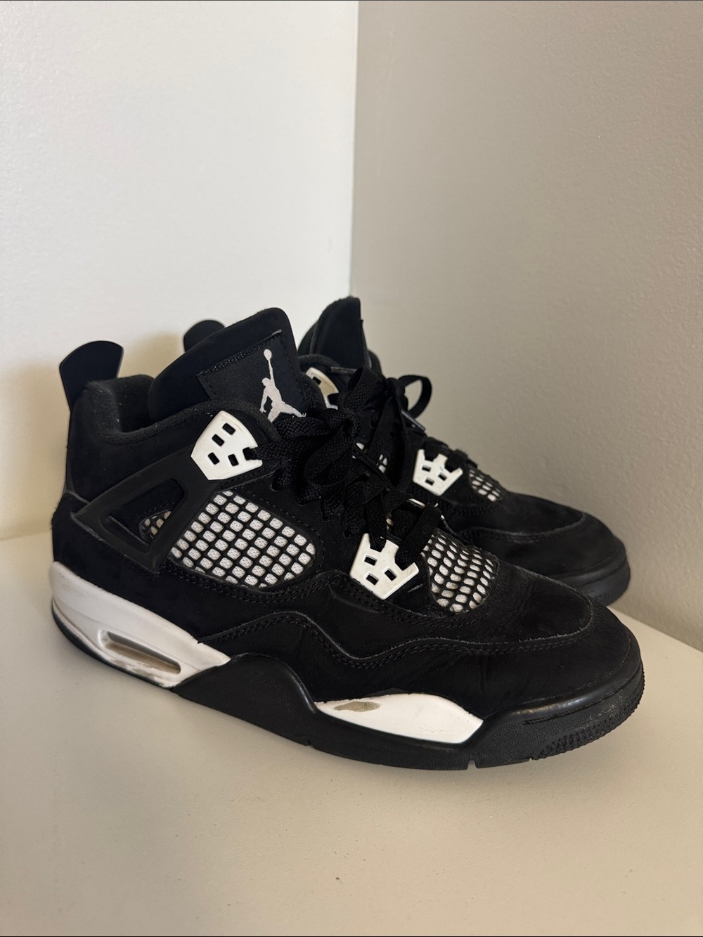 Air Jordan 4
White Thunder
Size 6.5 Mens